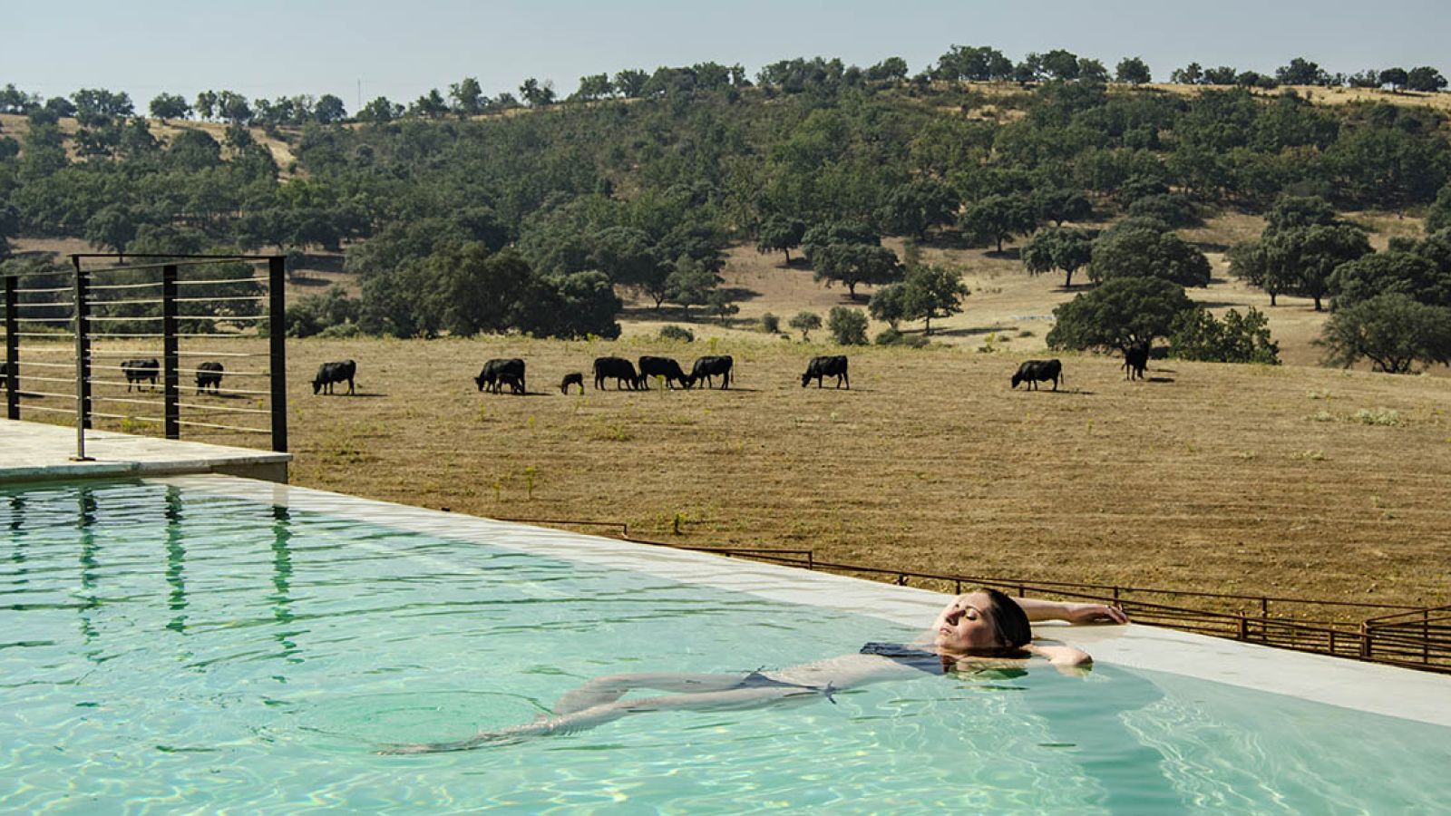 Agosto en la dehesa: el placer del descanso lento y relajado